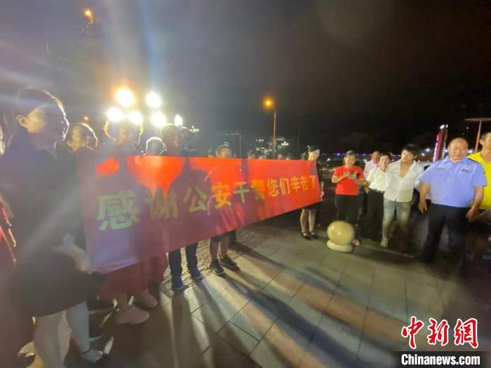 群众自发举起横幅、敲锣打鼓庆祝案件迅速告破。 磐安公安提供