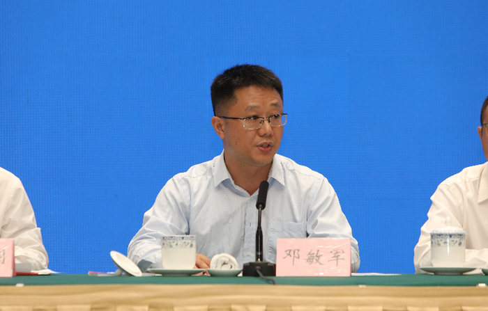 邓敏军回答记者提问 邹飞 摄