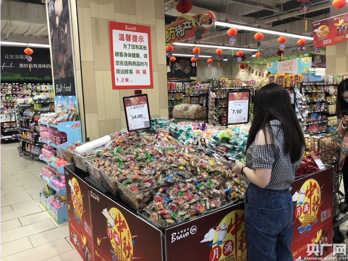 北京市丰台区某商超内，“迷你”月饼受年轻人追捧（央广网记者 王晶 摄）