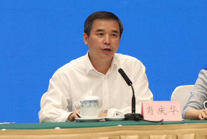 肖庆华回答记者提问 邹飞 摄