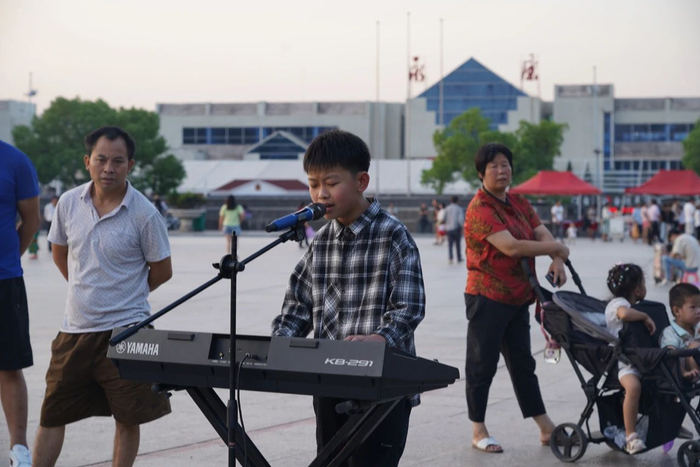  每周末晚七点半，奥华都在浙江永康西站唱歌，妈妈为他拍摄视频发布到网上。新京报记者解蕾&nbsp;摄