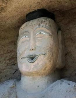 甘肃西和县法镜寺石窟内的几尊佛像经过修缮后表情“诙谐幽默”