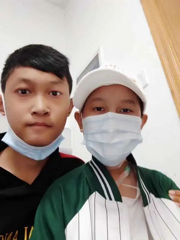 小伟和小雪住院期间的合影。受访者供图