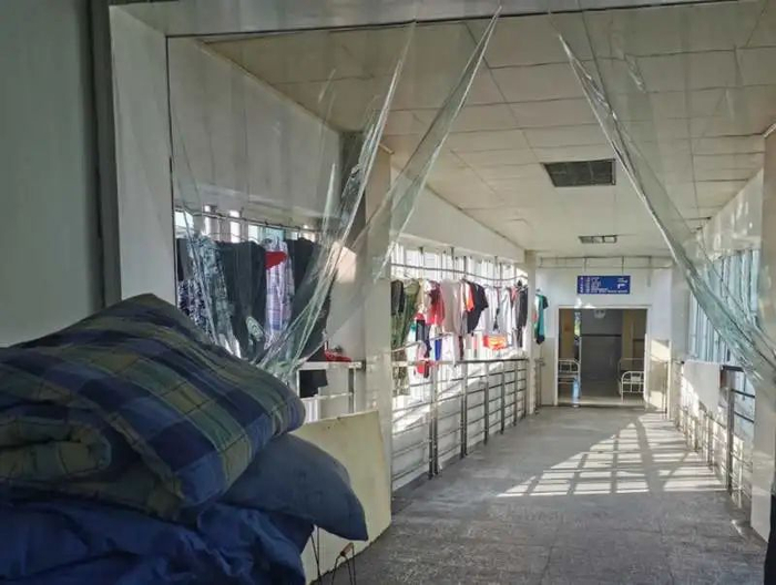 岳池县人民医院肿瘤二病区外的走廊。中青报·中青网记者张渺/摄