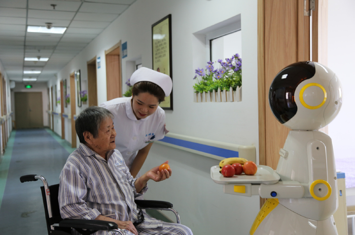 情感陪护机器人服务老年患者。（沈阳安宁医院供图）