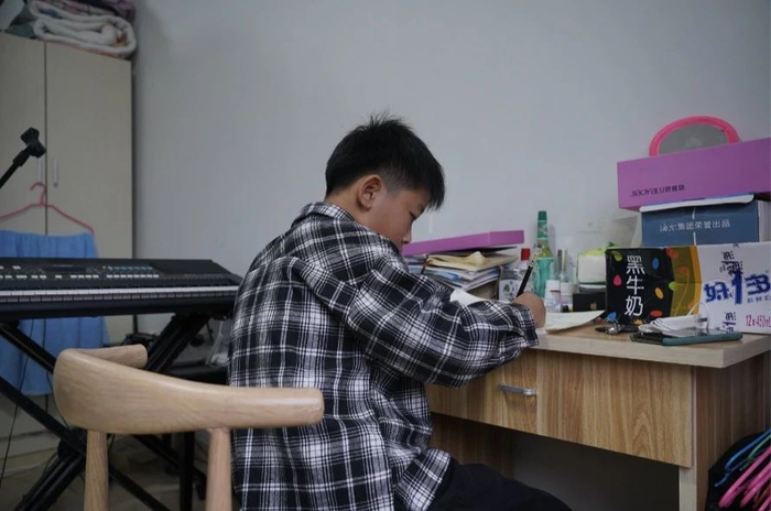  直播前，奥华在奋笔疾书，尽快完成当天作业。新京报记者解蕾&nbsp;摄