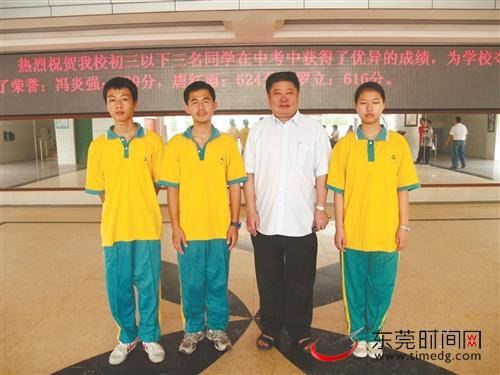 ■许水林和水霖学校的学生们在一起 受访者供图