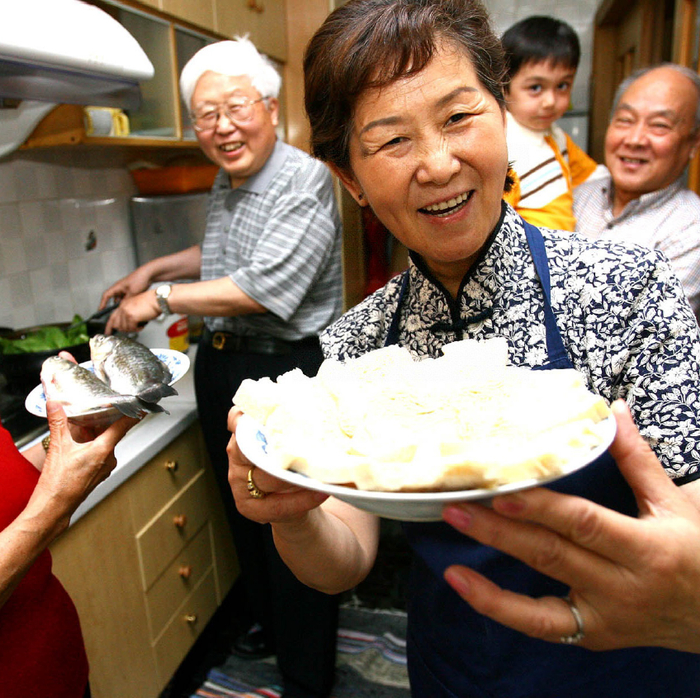上海市紫荆花园首届“邻居节、睦邻月”活动拉开帷幕，图为小区居民正在展示精心烹饪的美味菜肴（陈飞/摄）
