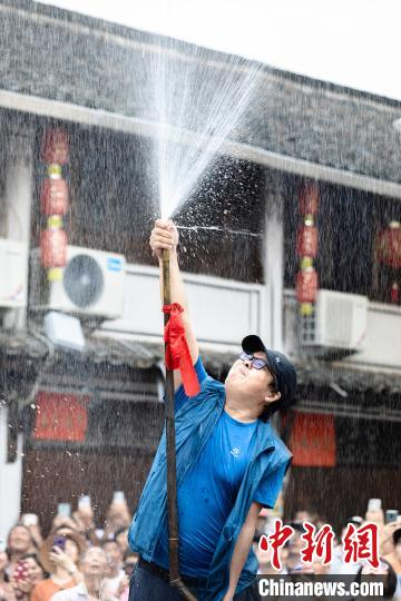 水龙手站在大水桶上，掌龙头、压水苗。 张浩钺 摄