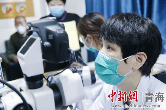 图为西宁爱尔眼科医院专家开展诊疗。马铭言 摄