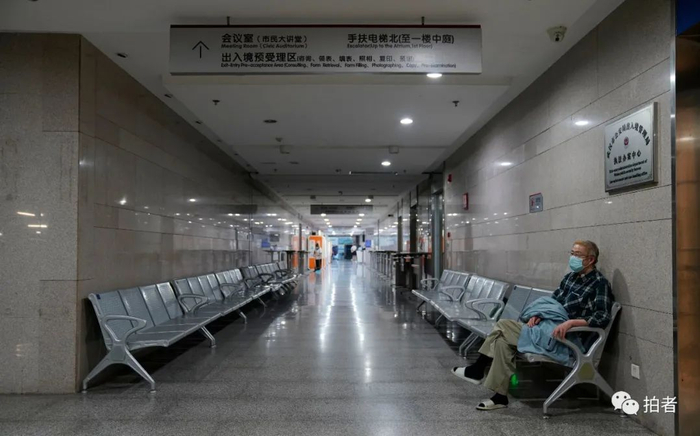 8月4日8点，丹子带岛爷爷到武汉市民之家里的武汉市出入境管理局办理签证延期手续。