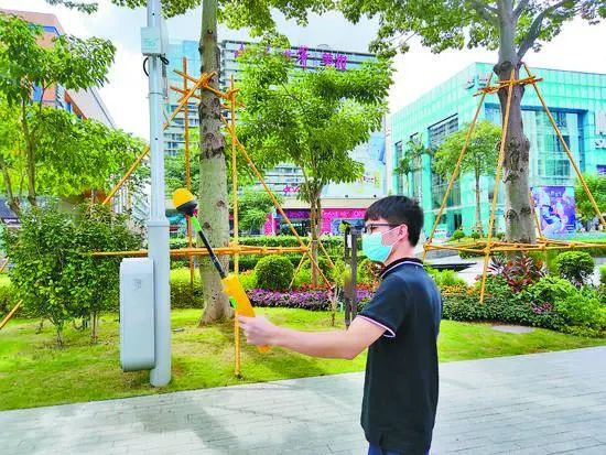 监测人员采用电磁辐射分析仪对5G基站电磁辐射情况进行监测。深圳晚报记者 吴洁 摄