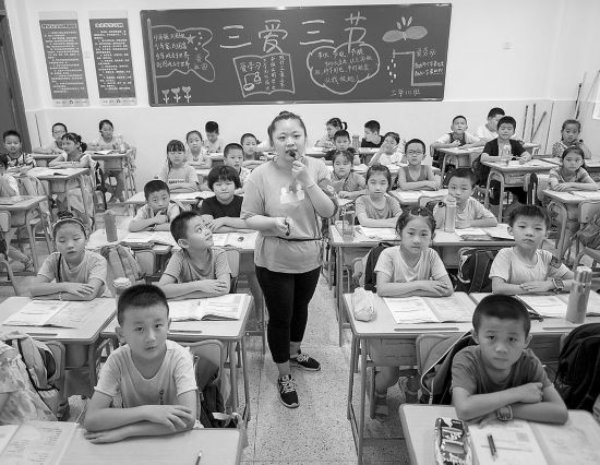 　下黄小学学生在新教室上课。