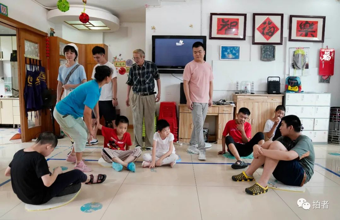 8月4日，岛爷爷带着礼品走访了一家自闭症家庭互助中心。丹子说，岛爷爷一直参与各种扶贫济困行动。