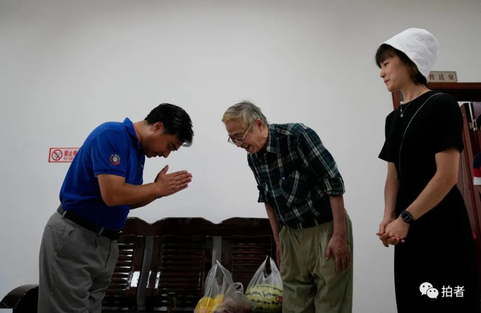 8月10日，岛爷爷和丹子带着礼品来到镇政府，感谢工作人员在疫情期间为自己提供的免费生活用品。