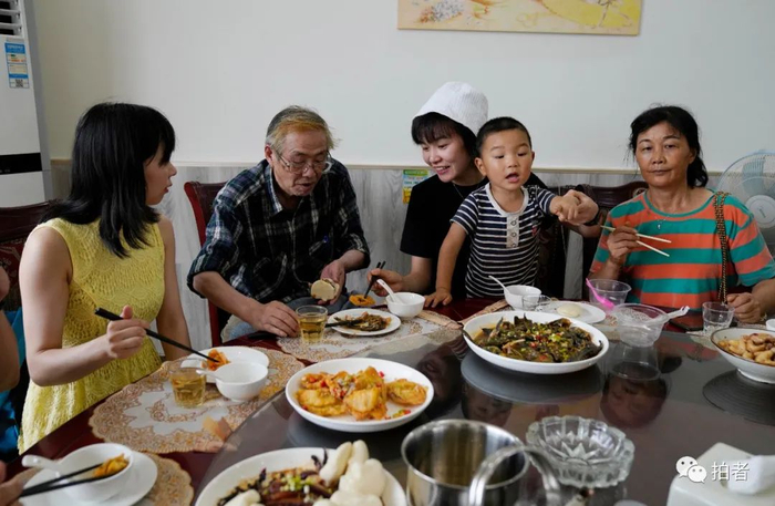 8月10日，丹子的家人们请岛爷爷到镇里的餐馆吃当地特色菜。