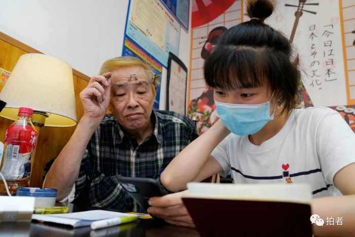 8月3日，丹子在顶屋咖喱武大店帮岛爷爷办理相关生活手续。岛爷爷不用智能手机，很多事情都需要丹子来代理。