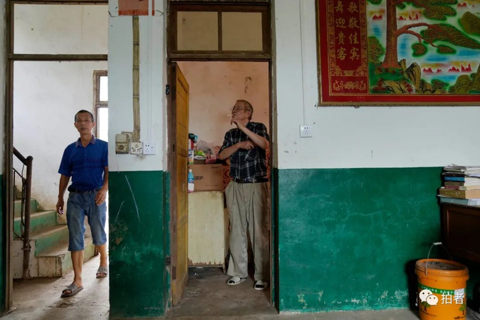 8月10日，岛爷爷回到疫情期间居住的单间，丹子父母还保留着房间原来的模样，让岛爷爷有回家的感觉。