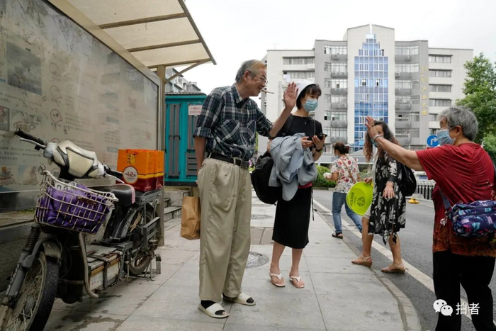 8月10日，岛田孝治候车时，和路边经过的社区大妈熟稔地打招呼。