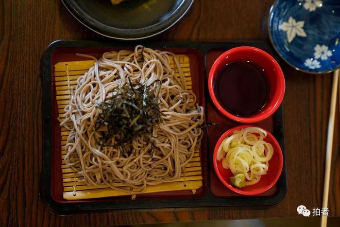 8月4日，岛爷爷一天一顿的主餐在店里解决。他从不剩饭，特别讨厌浪费食物。