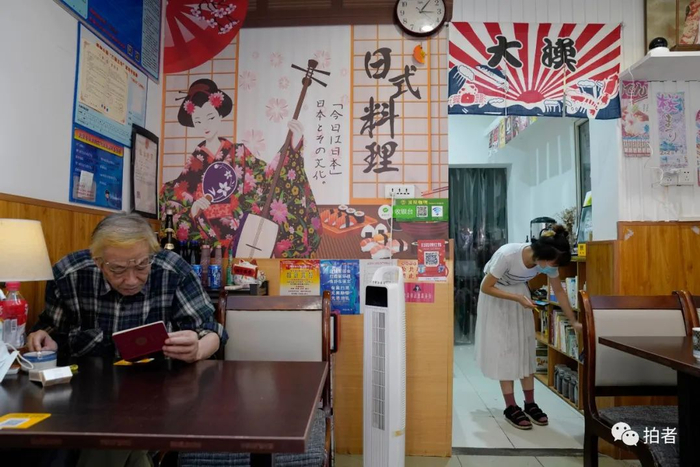 8月3日，顶屋咖喱武大店，分头忙活的岛田孝治和丹子。