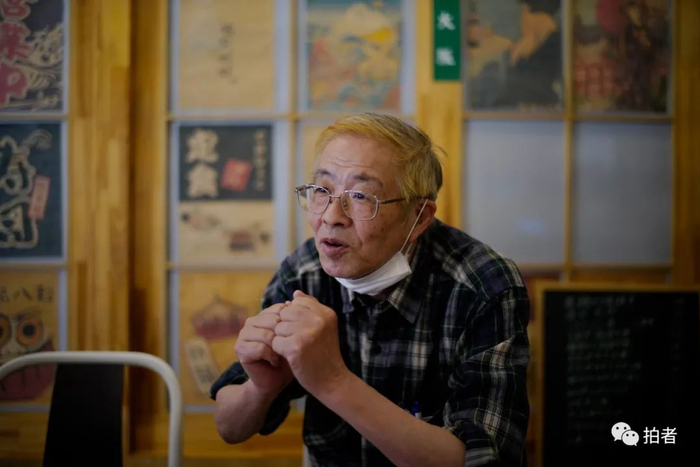 8月4日，顶屋咖喱武大店，岛爷爷热情地迎送客人。