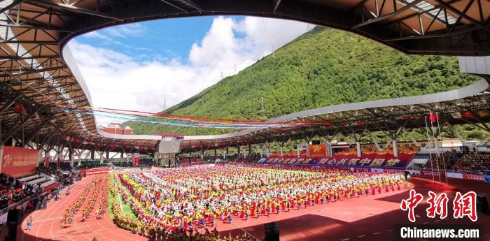 甘孜州建州70周年群众文艺汇演现场。　刘忠俊 摄