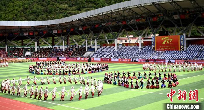 藏族群众跳起欢快的锅庄，庆祝甘孜州建州70周年。　刘忠俊 摄