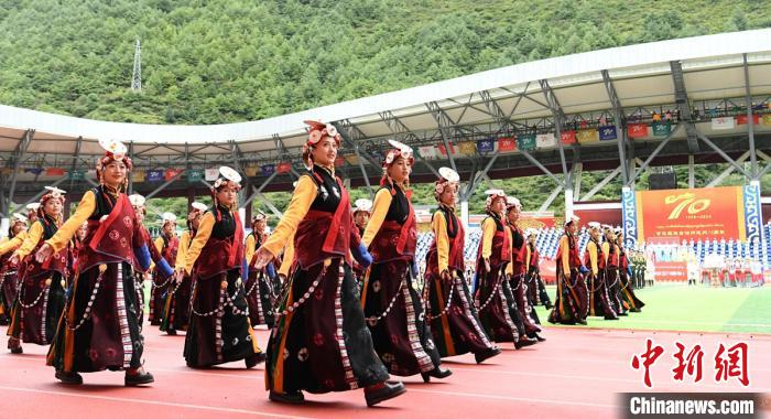 道孚县身穿盛装的藏族群众步入庆祝活动现场。　刘忠俊 摄