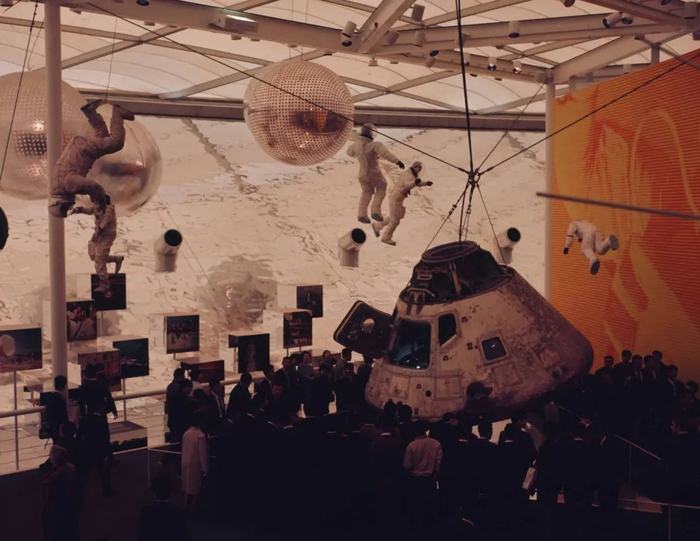△ 除了太阳塔，1970 年世博会的美国展馆也是一大看点，它展出了由“阿波罗 11 号”从月球带回来的岩石，吸引了许多人的注意。图片来源 | 日本时报