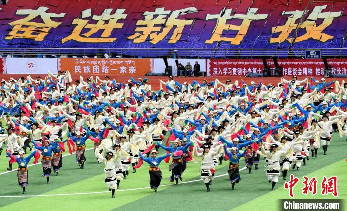 群众文艺汇演现场，奋进的新甘孜。　刘忠俊 摄