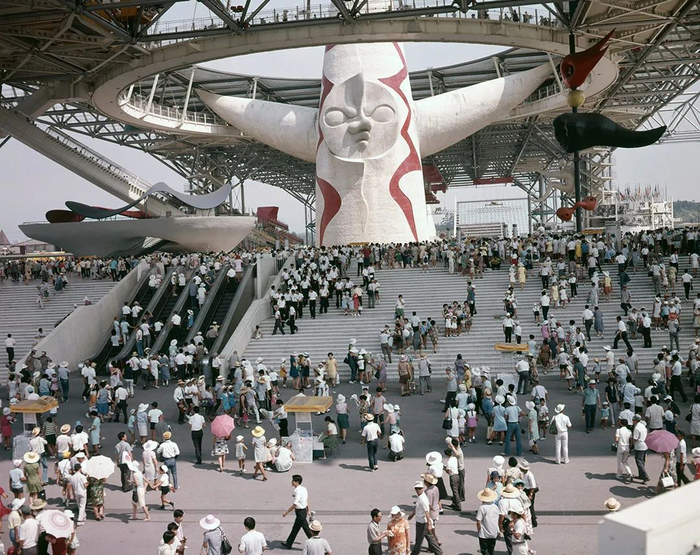 △ 1970 年大阪世博会的热闹景象。该届世博会 6000 万多的观览人次，打破了历届世博会参观者人数最高纪录。图片来源 | 万博纪念公园