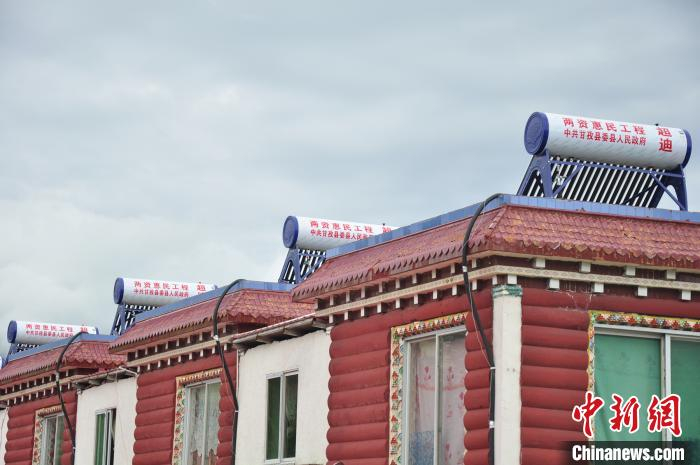 甘孜州甘孜县一村庄的太阳能热水器。四川省民宗委供图