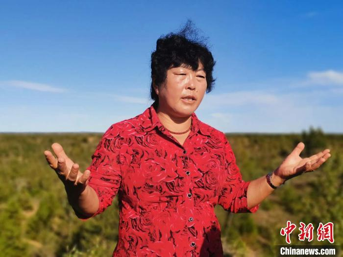 图为53岁的全国劳动模范殷玉珍正在向记者介绍治沙经验。　乌娅娜　摄