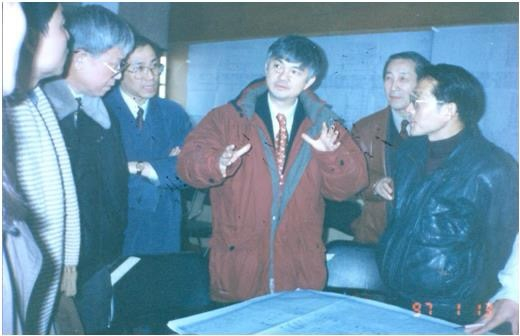 1997年，裴正康教授在上海时的工作照。