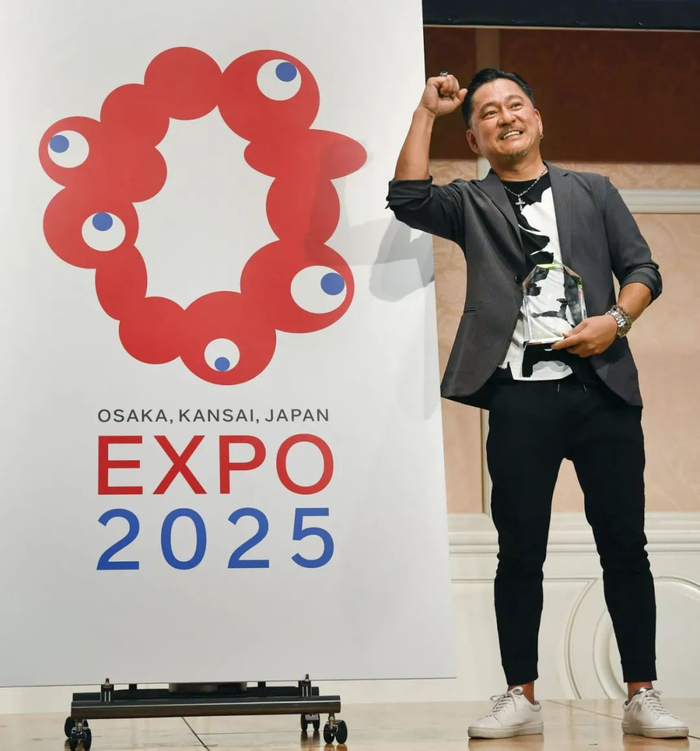 △ 世博会 logo 发表仪式上，岛田保得知团队作品获选后非常高兴，当场落泪。图片来源 | 视觉中国