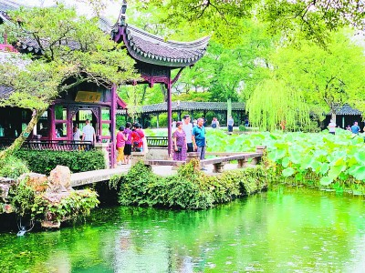 游客在苏州拙政园内游玩。光明日报记者 苏雁摄/光明图片
