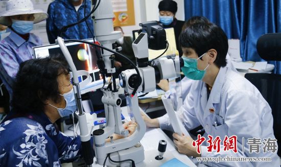 图为西宁爱尔眼科医院专家开展诊疗。马铭言 摄
