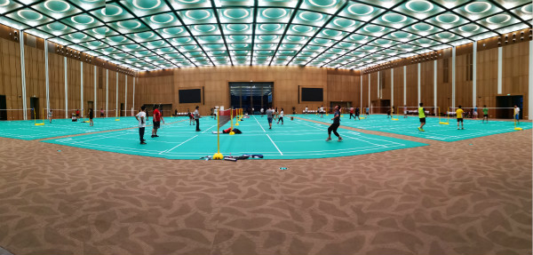 图说：3000平方米无柱展厅现在改建成了羽毛球馆，大受居民欢迎。  张齐洁 摄