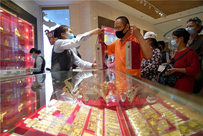 图为消费者选购辛丑牛年贺岁银条。