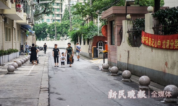 图说：镇宁路545弄内道路两旁设置了石墩，以杜绝机动车乱停放的情况 新民晚报记者 陈梦泽 摄