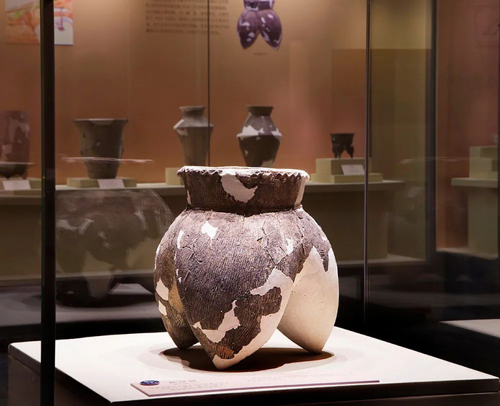 蛇纹鬲石峁遗址出土