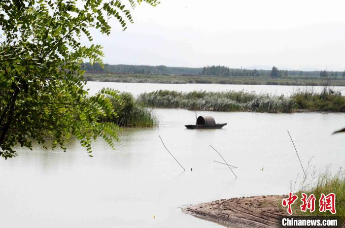 由沉沙池池区改造而成的位山湿地公园，岸边绿树成荫，木栈道在河中央蜿蜒盘踞着，水车吱吱呀呀的工作，耳边不时响起几声清脆的鸟叫声。　孙婷婷 摄