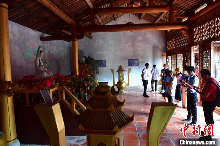 图为台胞们在湄洲岛妈祖平安里参观。　张斌　摄