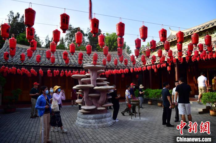 图为台胞们在湄洲岛妈祖平安里参观。　张斌　摄