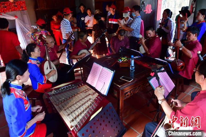 图为台胞们在湄洲岛妈祖平安里参观参观了解湄洲岛传统婚俗。　张斌　摄