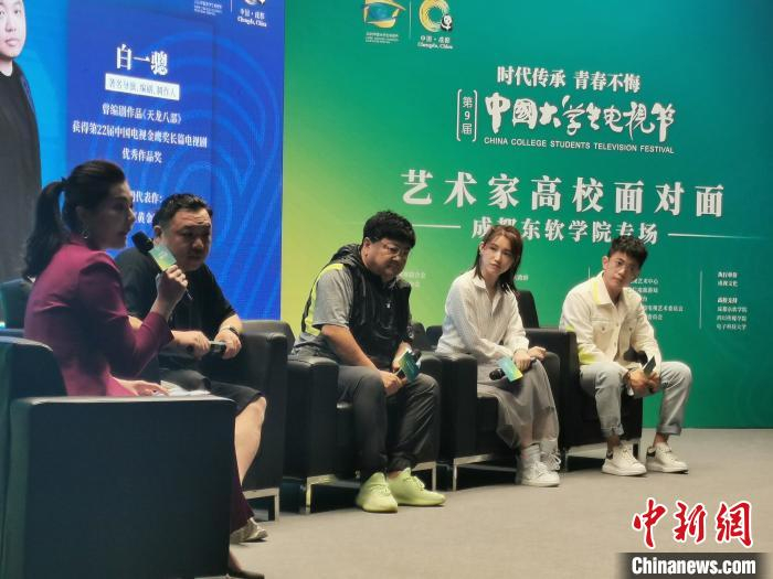 与会嘉宾们现场分享自己“最青春”的记忆。　何浠 摄