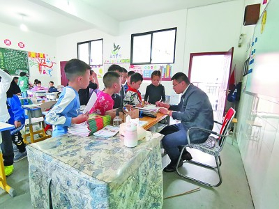 山东临沂外国语学校教师禹方磊在城口县实验小学度过一年的支教时光。资料图片