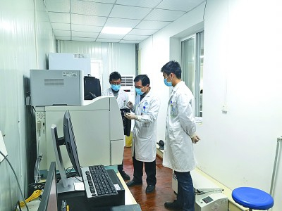 山东省临沂市肿瘤医院检验科主任周善良（图中）正在城口县指导开展微生物培养。资料图片