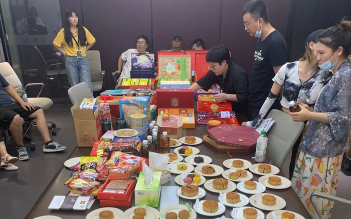 ▲下播后经常已是凌晨时分，薇娅和团队还要进行选品。